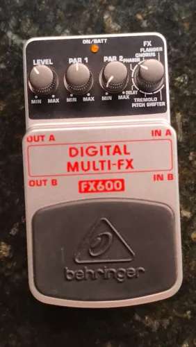 BEHRINGER FX600 - Pedal multi efeitos
