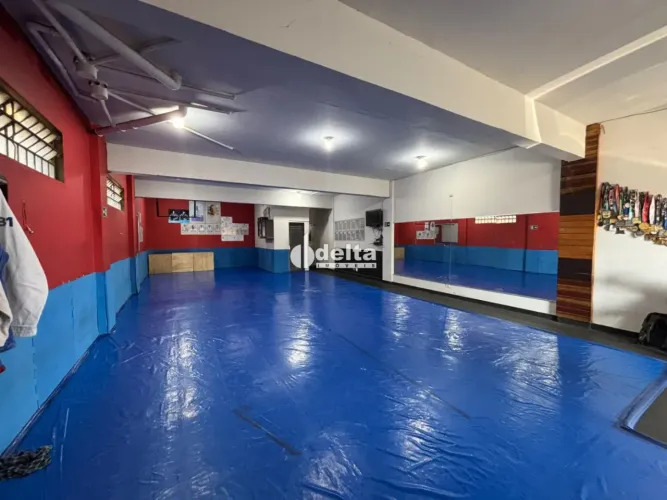 Loja comercial disponível para locação no bairro Santa Monica em Uberlândia-MG