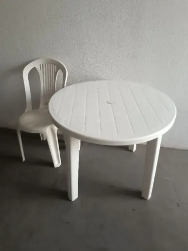 Mesa Redonda de Plástico Branca + 6 Cadeiras