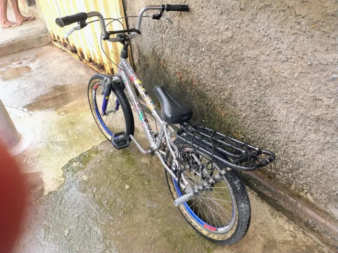 Bicicleta aro 20 quadro cromado.