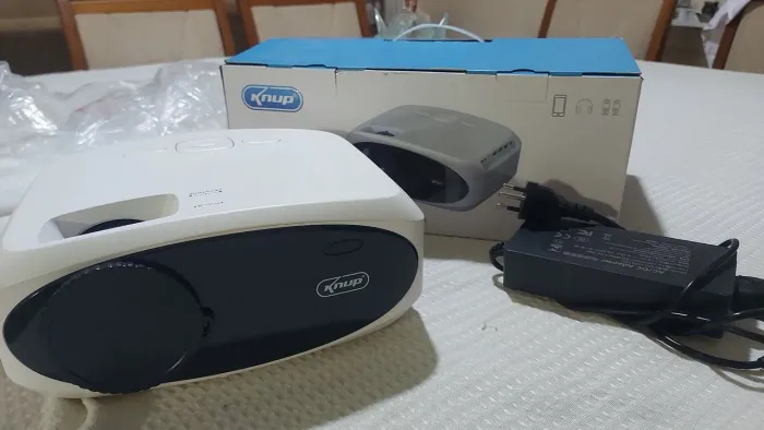 PROJETOR LED KNUP 3100 LUMENS. USADO UMA ÚNICA VEZ.