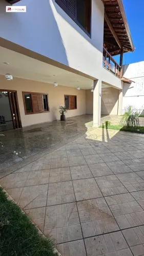 CASA 4 QUARTOS 4 VAGAS DE GARAGEM BAIRRO LETÍCIA