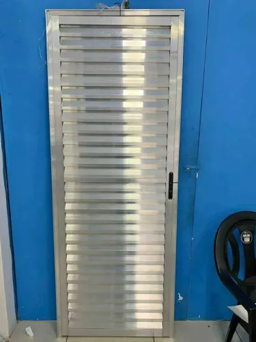 Porta veneziana aluminio brilhoso