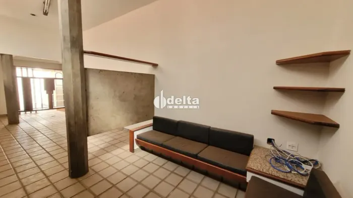 Casa comercial disponível para locação e venda no bairro Nossa Senhora Aparecida em Uberlâ