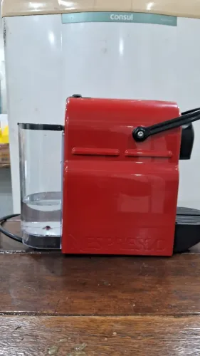 Cafeteira Nespresso Inissia C40 Vermelha 127V - Funcionando Perfeitamente!