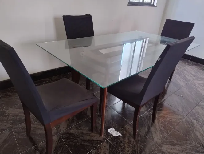 Mesa de vidro com 6 cadeiras 