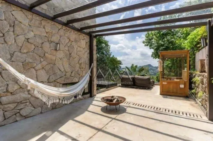 Casa à Venda no Condomínio Ville de Montagne | 210 m² - 3 quartos.