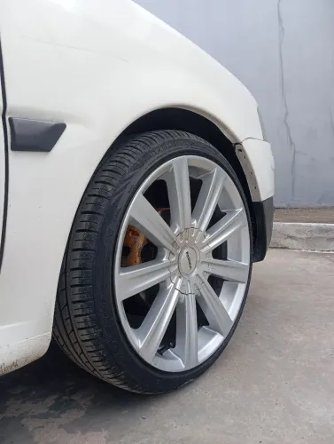 Rodas R17 com pneus 195/40