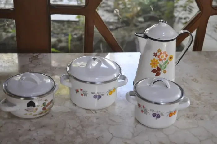 jogo esmaltado antigo bule e panelas