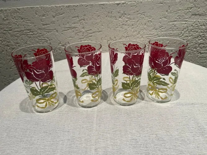 Um conjunto de 4 copos floridos 