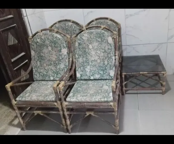 CONJUNTO DE 4 CADEIRAS E 1 CENTRO.