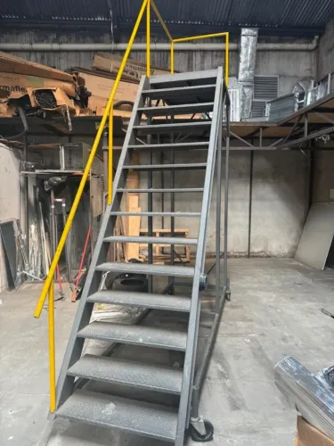 Escada Industrial Ferro 13 Degraus Plataforma