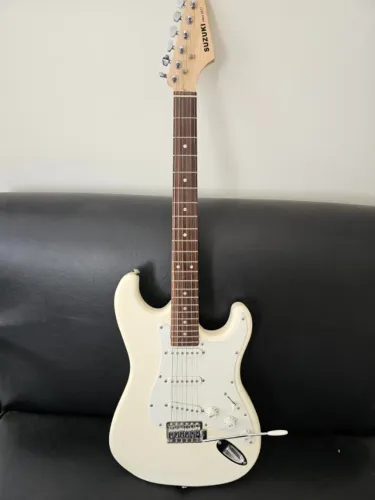 Guitarra Suzuki "Stratocaster" SST-5WH cor creme + capa