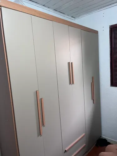 Vendo guarda roupa Mali 6 portas 2 gavetas semi novo
