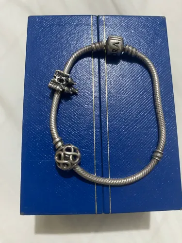 Pulseira Pandora prata pura com dois berloques raros comprados na Irlanda 450 reais 