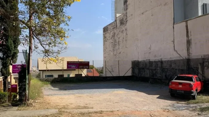 Terreno á venda no Jardim Bandeirantes