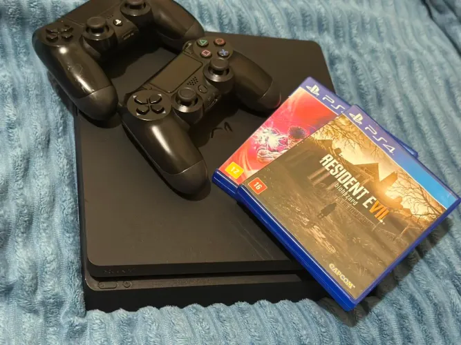 PlayStation 4 em perfeito estado + 2 controles + 2 jogos