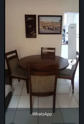 Mesa com 04 cadeiras em madeira