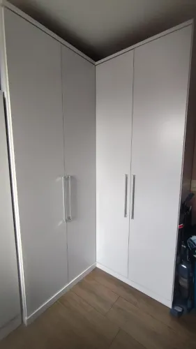 Guarda-roupa de canto