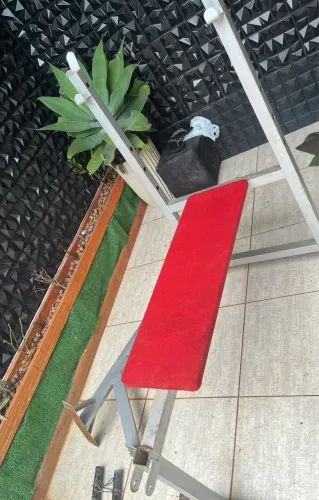 Banco supino + suporte de parede para treino + 2 halteres