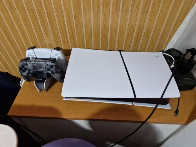Playstation 5 Slim + 2 Manetes + Suporte de carregar manete + controle remoto