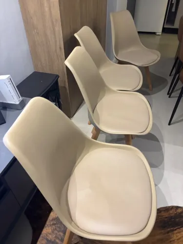 Cadeira Charmes eames wood