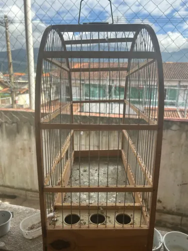 Gaiola de passarinho de madeira