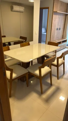 Conjunto de mesa com 6 cadeiras em madeira maciça 