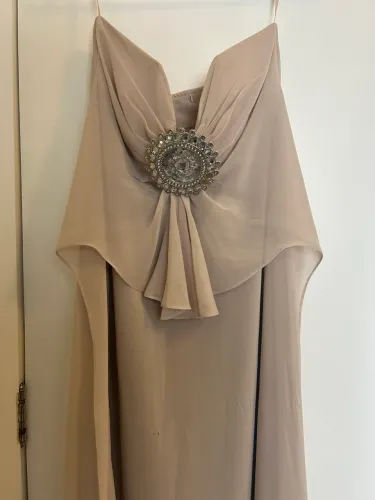Vestido de festa com broche de pedras