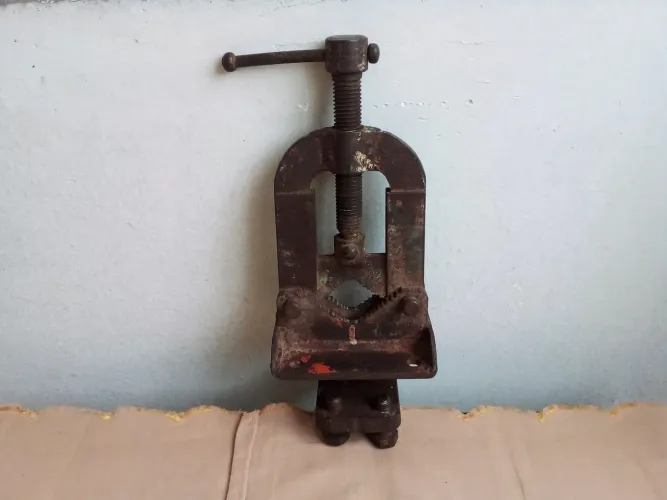 Morsa antiga de bancada para tubo