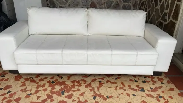 Sofá branco em couro sintético 