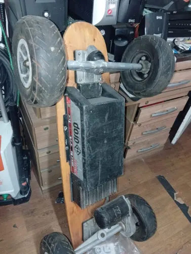 skate elétrico off-road Dropboards, com motor de 800W.