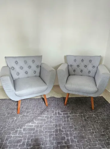 Duas poltronas em tecido linho