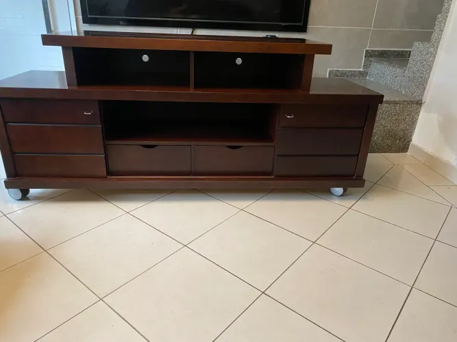 Rack em madeira, duas gavetas, portas corrediças, cor tabaco em ótimo estado.