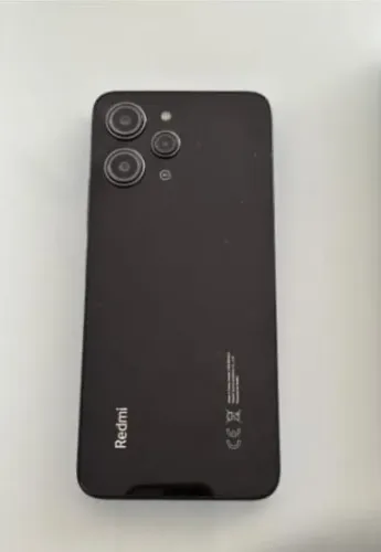 Vende-se celular redmi 12, tem apenas 1 ano de uso, bem conservado.