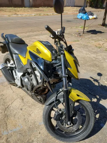 Vendo uma moto Honda CB 300 / completa