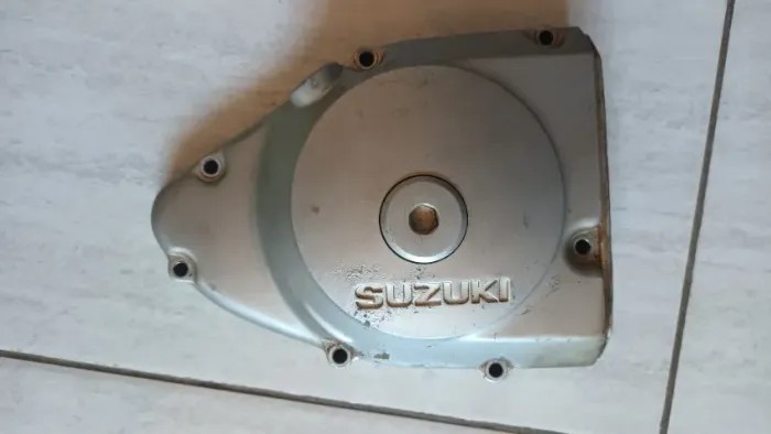 Tampa Lateral Esquerda do Motor Suzuki ? Peça Original