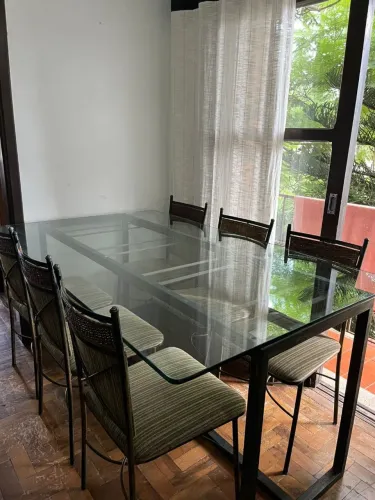 Mesa de vidro temperado 3cm , base de ferro com 6 cadeiras de ferro. Valor 4500,00 reais