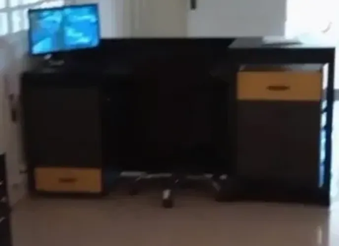 Mesa de escritorio com gaveteiro