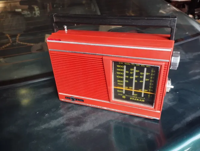 Motoradio antigo AM pilha funcionando as 6 faixas.