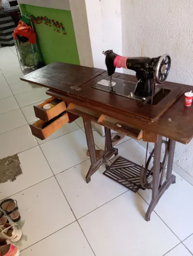 Máquina de costura fusionando tudo