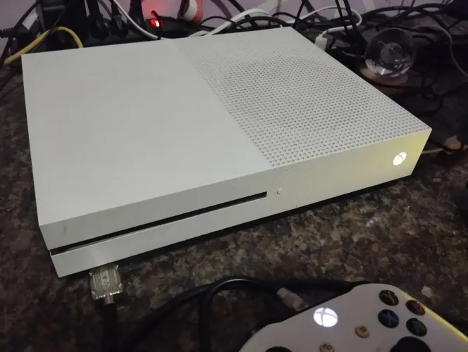 Xbox One S 1TB(2 controles) e com mais dinheiros vai 2 jogos(Red Dead2 e Cyberpunk2077)