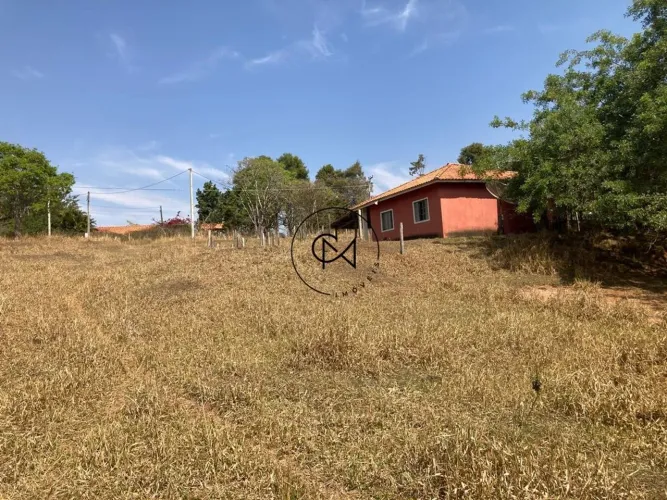 Sítio à Venda em Porangaba, SP, 38 mil m2 com 2 casas e lago