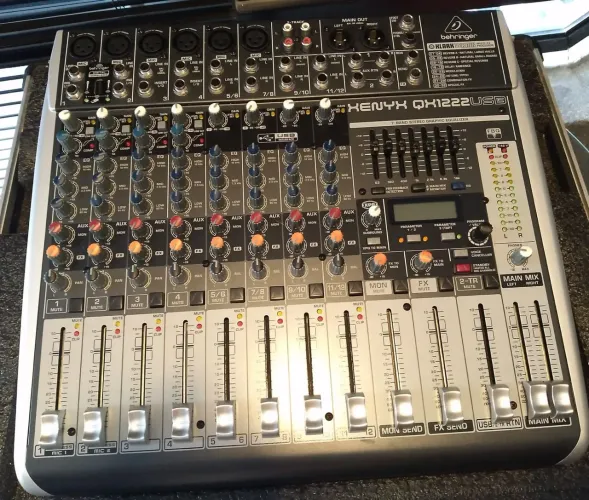 Mesa de Som Behringer QX1222USB