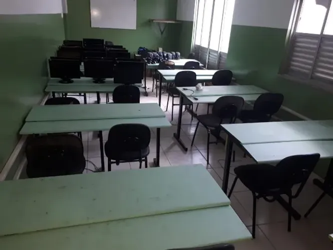 Cadeiras escolares alcochoadas com e sem pranchetas,carteiras.