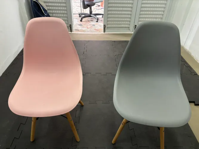 Kit com 2 Cadeiras Estilo Eames - Pés de Madeira - Rosa e Cinza - Ótimo Estado