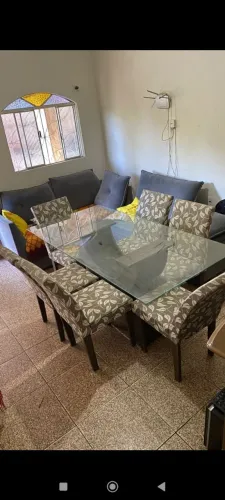Mesa de vidro com seis cadeiras