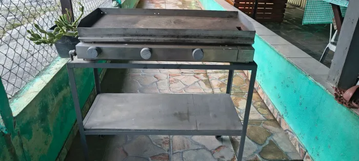 Vende - se chapa profissional a gás com 3 queimadores