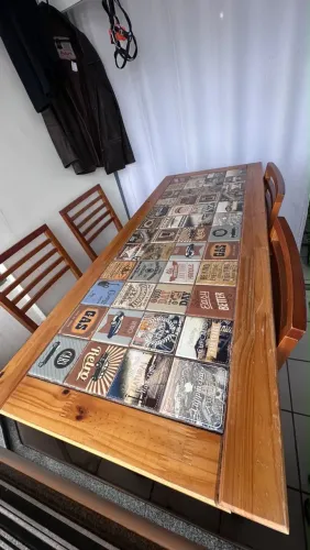 Mesa Bistrô de Madeira com Tampo em Ladrilhos Retro/Vintage + 4 Banquetas Altas