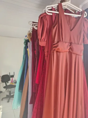 Passou roupas de festa no precinho 